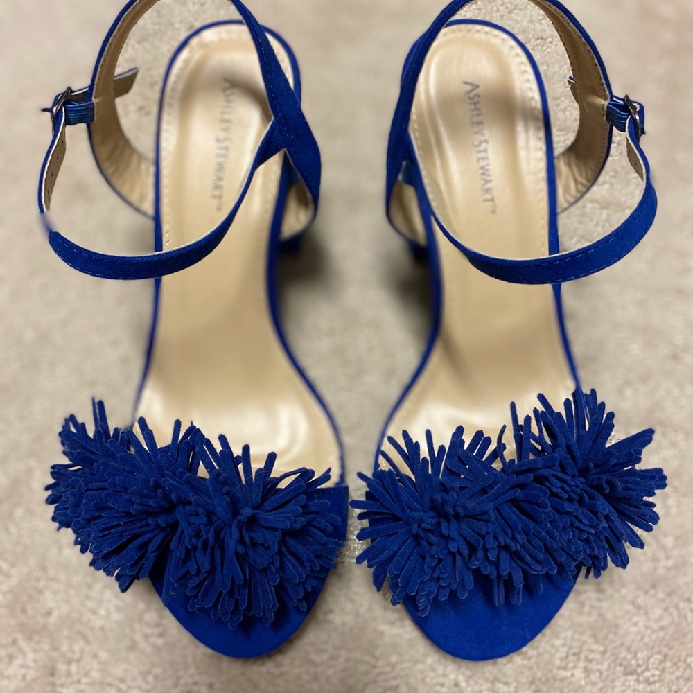 Pom Pom trim royal blue pump